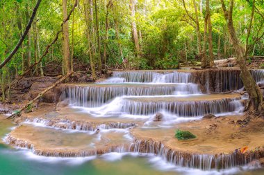 Manzara Huai Mae Kamin şelale Srinakarin Barajı Kanchanaburi, Tayland.