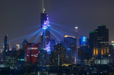 Bangkok gece görünümü ile gökdelen iş bölgesinde Bangkok Tayland.