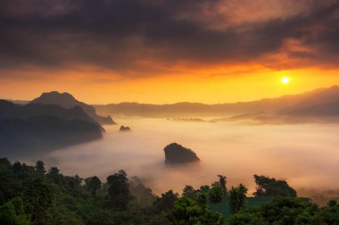 Phu Lanka, puslu dağlar ve at Sunrise, Phayao Tayland, Phu Langka Ulusal Park Peyzaj.