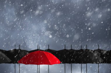 Kırmızı şemsiye kütlesi siyah şemsiye.