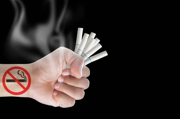 Mužské Ruky Držící Cigaretu Izolované Černém Pozadí Koncept Zákaz Kouření — Stock fotografie