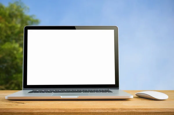 Espaço Trabalho Conceitual Laptop Com Tela Branco Tabela — Fotografia de Stock