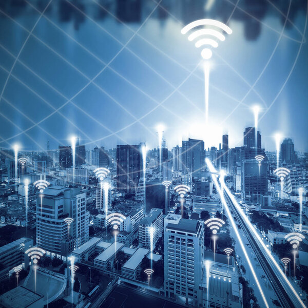 Концепция городской ночи и подключения к сети с иконкой Wi-Fi
.