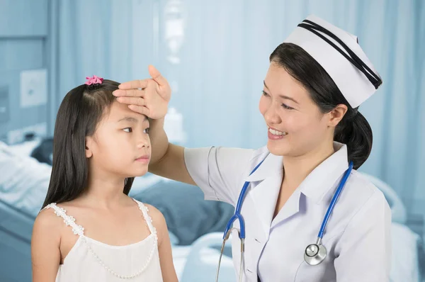 Enfermera Asiática Medidas Uniformes Temperatura Son Las Niñas Con Fondo —  Fotos de Stock