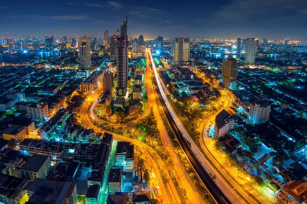曼谷市中心的城市夜景在蓝色小时 三叉戟曼谷 — 图库照片