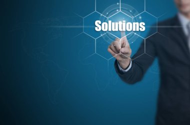 Dokunmatik ekran arayüzü ve select çözümleri, iş kavramı üzerinde düğmesine basarak işadamı.