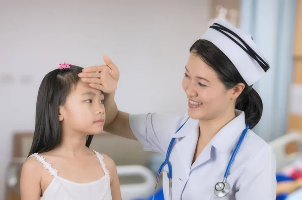 Enfermera Asiática Medidas Uniformes Temperatura Son Las Niñas Con Fondo —  Fotos de Stock