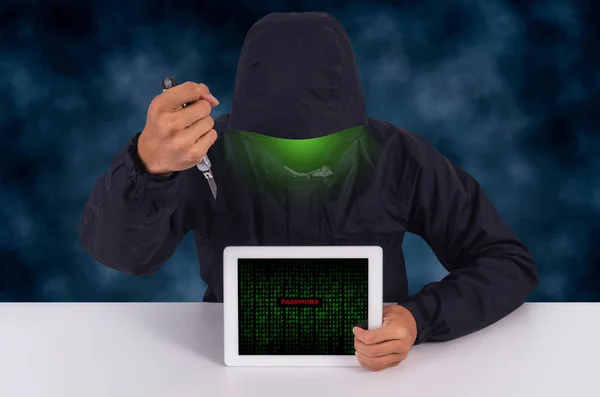 Los Hackers Portadores Cuchillos Tabletas Digitales Amenazaron Con Eliminar Información —  Fotos de Stock