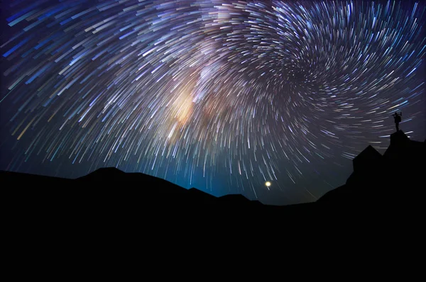 Silueta Hombre Con Mochila Colina Observando Las Estrellas Por Noche — Foto de Stock