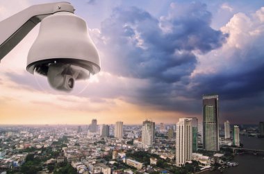 Cctv kontrolü, güvenlik kameraları. Zemin alacakaranlık sırasında şehrin manzarası ile.