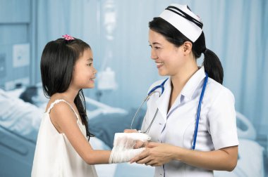 Arka plan ile Tekdüzen Pediatrik bakım kız Asya hemşire bulanıklık hasta odası.