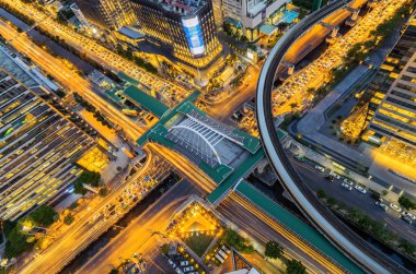 kuşlar, gece modern bir binada görünümünü göz. iş bölgesinde skytrain istasyonu chong Bangkok'un trafik