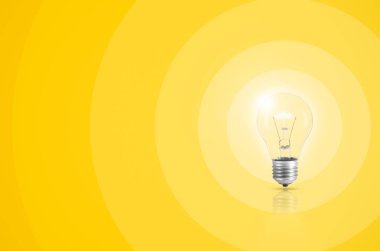 Ampul arka plan rengi üzerinde fikir konseptiyle enerji tasarrufu.