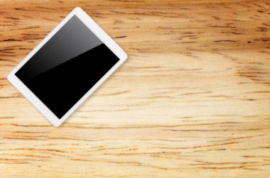 Dijital tablet bilgisayar ile izole perde ahşap arka plan üzerinde kırpma yolu ile.