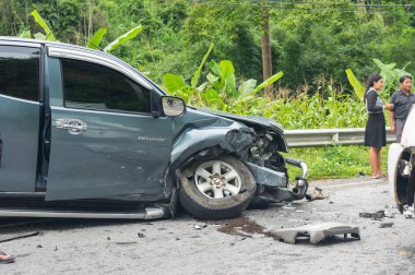 Nan, Tayland - Ekim 25: Tanımlanmamış kaza kaza: dağ araba üzerinde 25 Ekim 2016 ili Nan, Tayland tanımsız trafik sıkışıklığı içinde Sokak