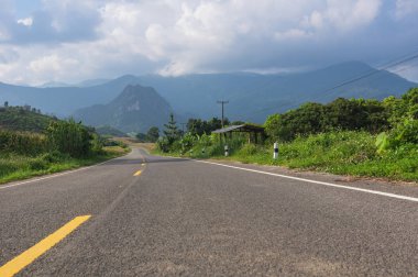 Nan, Tayland için güzel manzara ile boş yol.