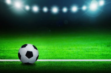 Top, futbol, futbol topu yeşil Stadı, gece arenada parlak spot ışıklı.
