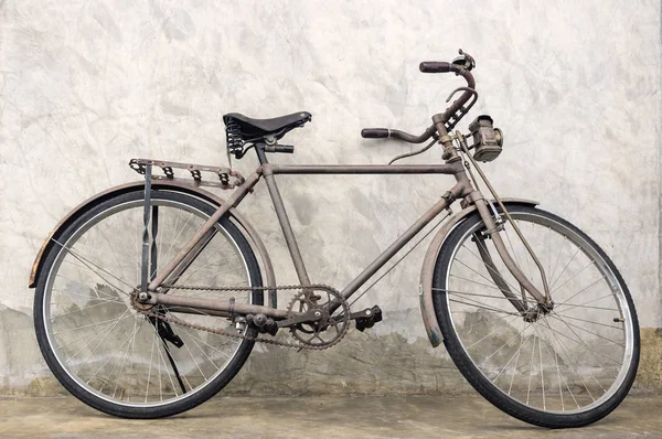 コンクリートの壁の近くの自転車ビンテージ スタイルのバイク — ストック写真