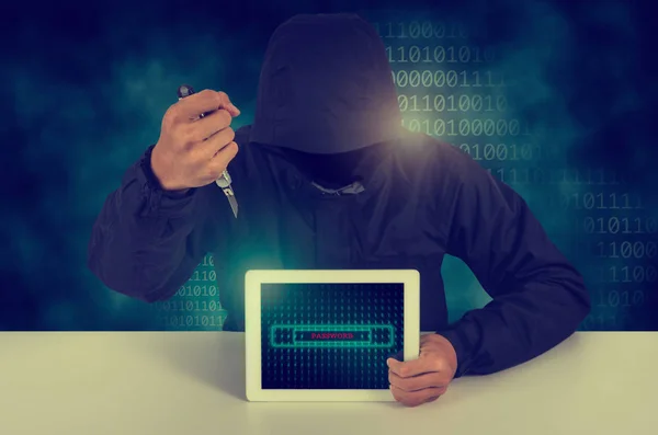 Хакери Тримають Ножі Цифровий Планшет Загрожують Видалити Інформацію Вінтажний Стиль — стокове фото