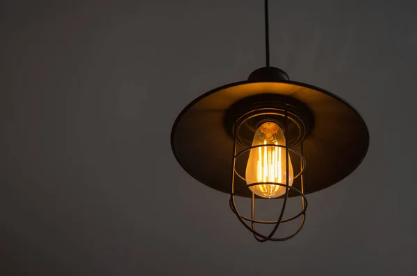 ビンテージ金属ランタン レンガを背景のアンティーク エジソン スタイル ライト電球は装飾的な壁の背景 — ストック写真