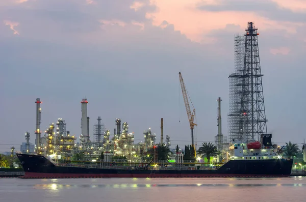 Нефтеперерабатывающая Промышленность Ночью Строительство Грузового Судна Пришвартовавшегося Берегу Реки — стоковое фото