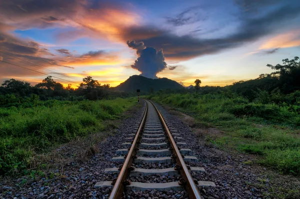 Railroad Tracks Zonsopgang Dramatische Zonsondergang Spoorweg — Stockfoto