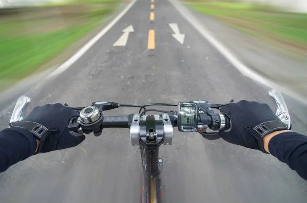 在沥青道路上驾驶自行车车手 运动模糊背景 — 图库照片