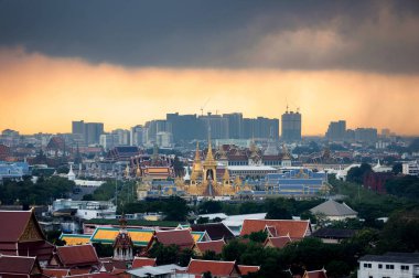 En iyi Kral Bhumibol Adulyadejaadej Royal cenaze ateşinde Sanam Luang Bangkok, alacakaranlık arka plan ile sitenin inşaat Tayland Sarayı görülmektedir.