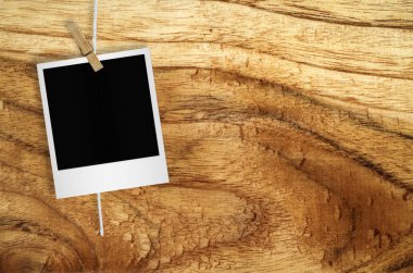 Kırpma yolu ile duvar arka plan asılı clothespin ile boş fotoğraf çerçevesi.