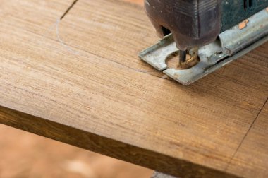 Jig saw ve ahşap çalışma marangoz. Yumuşak odak.