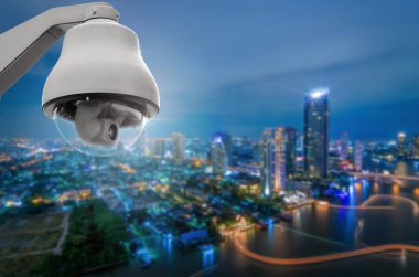 Cctv kontrolü, güvenlik kameraları. Zemin alacakaranlık sırasında şehrin manzarası ile.