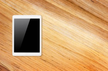 Dijital tablet bilgisayar ile izole perde ahşap arka plan üzerinde kırpma yolu ile.