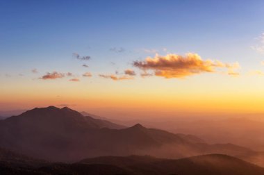 Güzel günbatımı gökyüzü ve bulutlar dağ sis ile üzerinden. Chiang Mai, Tayland Doi Inthanon Milli Parkı.