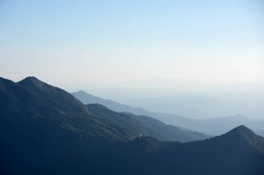 Sis Dağı üzerinde güzel günbatımı gökyüzü. Chiang Mai, Tayland Doi Inthanon Milli Parkı.