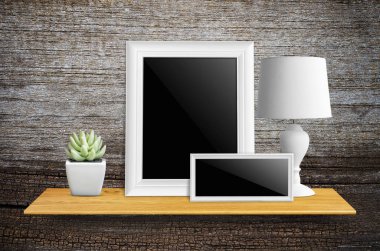 Kitaplık - ürün görüntü için üzerinde yol, lambalar ve saksı kaktüs kırpma ile izole boş resim çerçevesi.