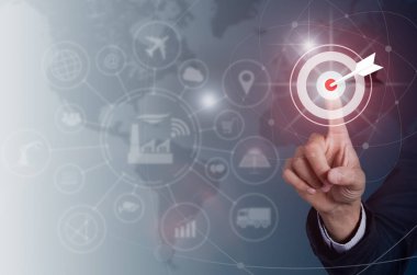 Düğme hedefi sanal ekran, başarı kavramı, teknoloji endüstrisinin 4.0 ve dünya basarak işadamı üzerinde arka plan haritaları.