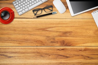 Ofis resepsiyon masası dizüstü, fare, dijital tablet, not defteri, kalem ve kahve fincanı ile kopya alanı görünümüyle Top.