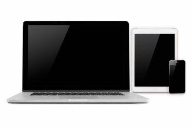 Dizüstü bilgisayarlar, tabletler ve cep telefonları. Beyaz arka plan üzerinde izole elektronik becerikli alet mockup görüntü.