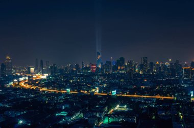 Bangkok gece görünümü ile gökdelen iş bölgesinde Bangkok Tayland.