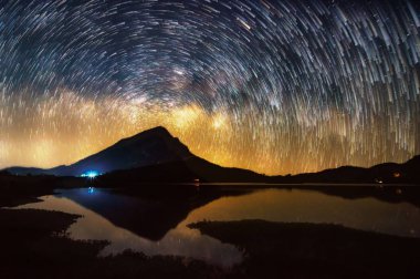 Samanyolu yukarıda rezervuar ISU, Lam Kanchanaburi, Tayland.