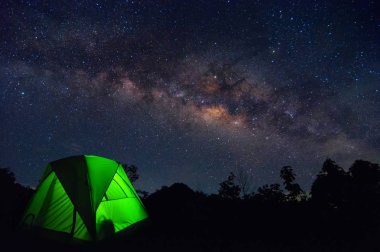 Samanyolu yıldız ve ön planda, Gezgin Kuzey Tayland, Lampang kamp çadırı.