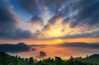 Phu Lanka, puslu dağlar ve at Sunrise, Phayao Tayland, Phu Langka Ulusal Park Peyzaj.