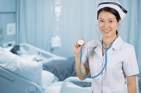 Asiatische Krankenschwester Mit Stethoskop Auf Hintergrund Verschwimmen Patientenzimmer — Stockfoto