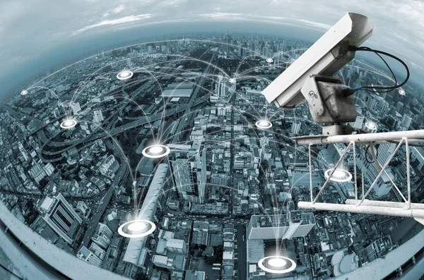 ネットワーク構築ブルーぼかしの背景にセキュリティ カメラを監視 — ストック写真