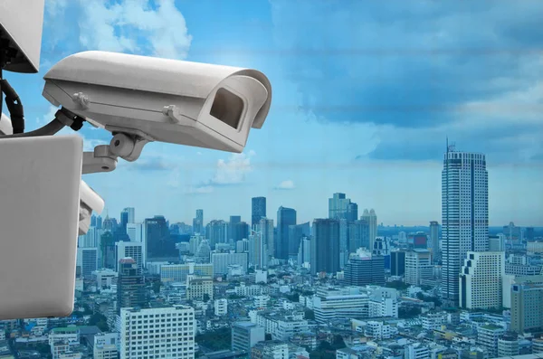 Überwachungskamera Vor Dem Hintergrund Des Blau Verschwommenen Gebäudes — Stockfoto