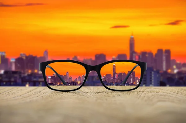 Tydlig Stadsbilden Fokuserade Glasögon Linser Med Suddiga Stadsbilden Bakgrund — Stockfoto