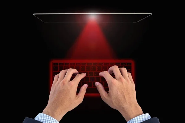 在黑色背景上的数字虚拟键盘上的业务手 投影键盘是计算机输入设备的一种形式 将虚拟键盘的图像投射到曲面上 — 图库照片