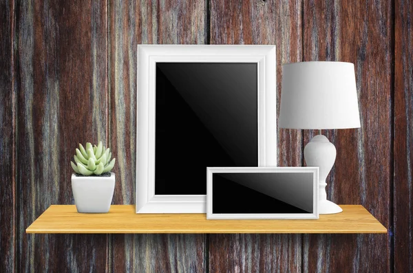 Kitaplık - ürün görüntü için üzerinde yol, lambalar ve saksı kaktüs kırpma ile izole boş resim çerçevesi.