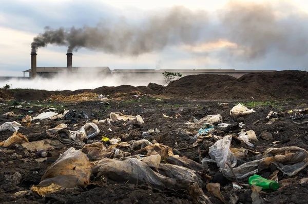 Industriellt Avfall Och Luftföroreningar Med Svart Rök Från Skorstenar — Stockfoto