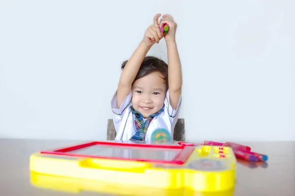 Joyeux Mignon Asiatique Petit Enfant Assis Table Jouer Avec Coloré — Photo